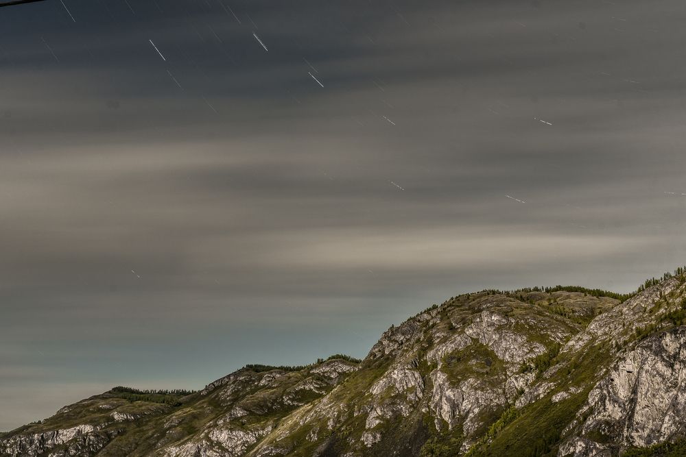 Скалисты горы под луной.