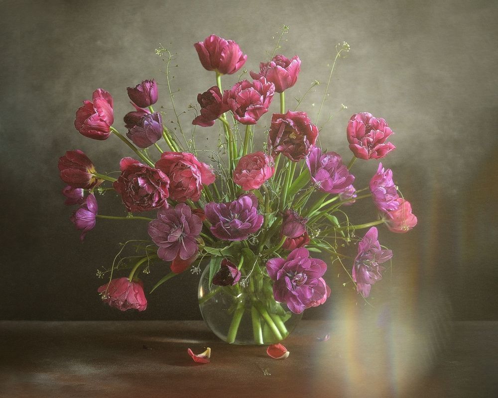 Натюрморт с тюльпанами. Тюльпаны в хрустальном свете.