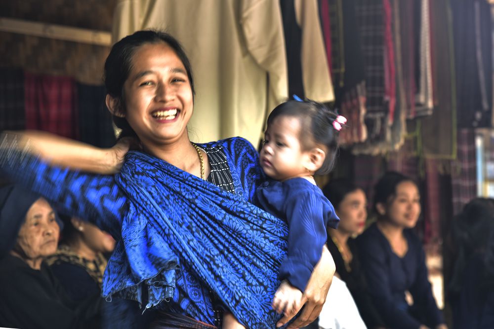 A woman from the Baduy tribe and her child