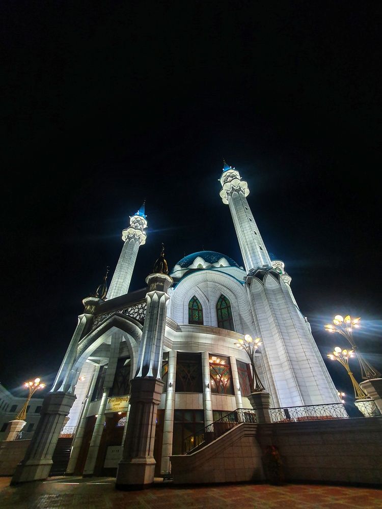 Мечеть воссияет над ночной Казанью