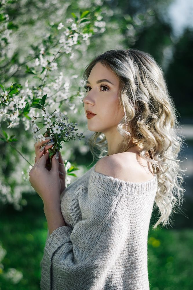 Девушка в цветущем саду.