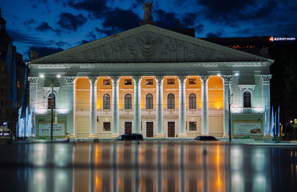 Ночь. Театр. Улица. Фонарь.