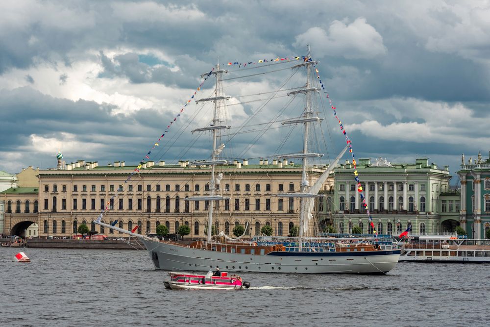 Бриг «Россия»- символ праздника выпускников «Алые паруса».