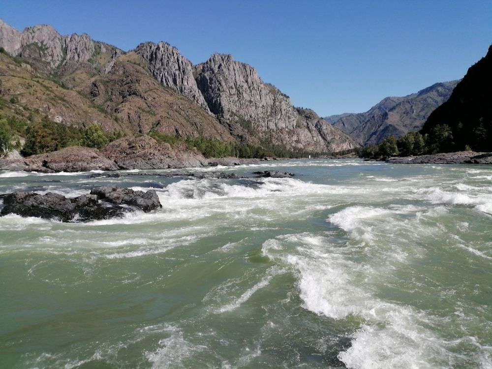 Бурная река