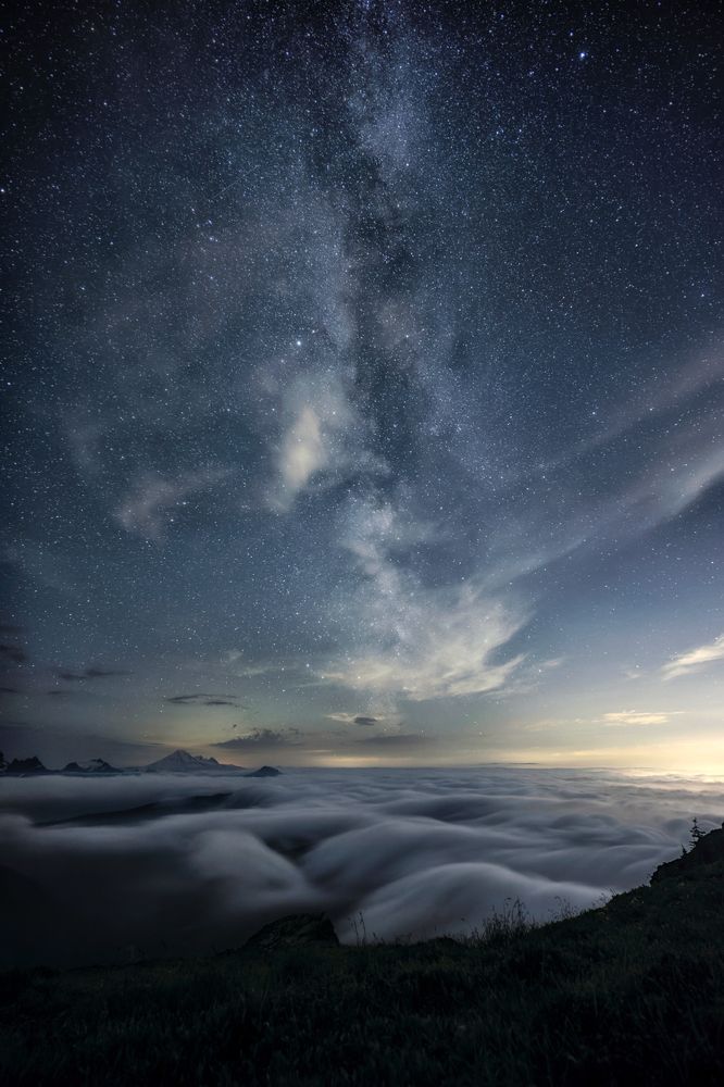 Milky-way above the sea of cloud