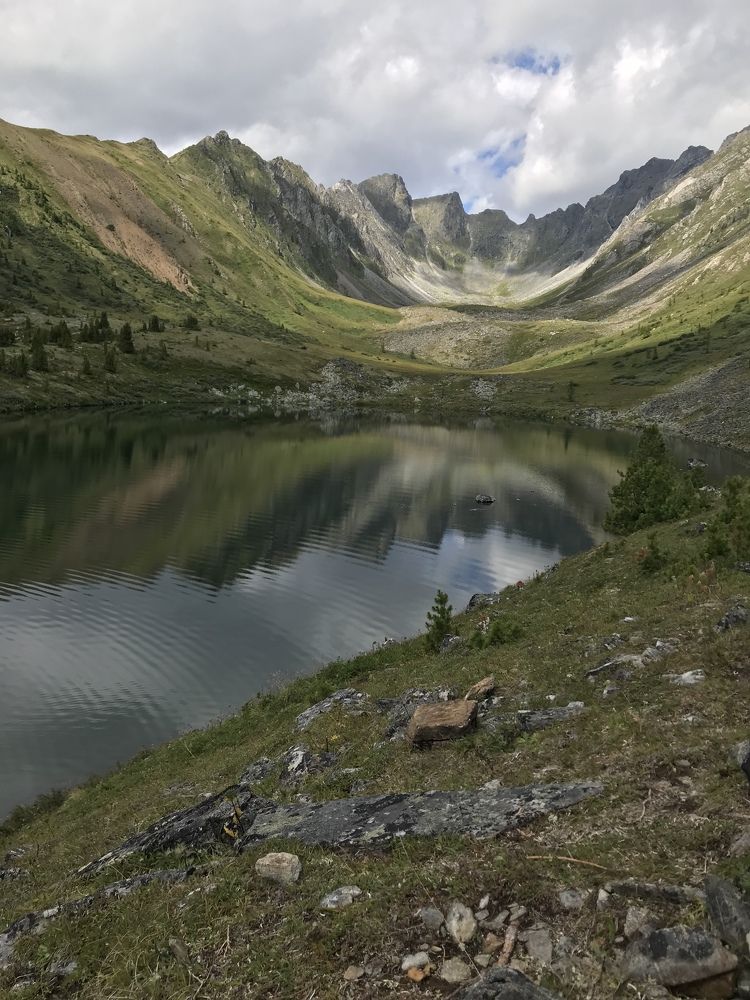 Горное озеро в Саянах