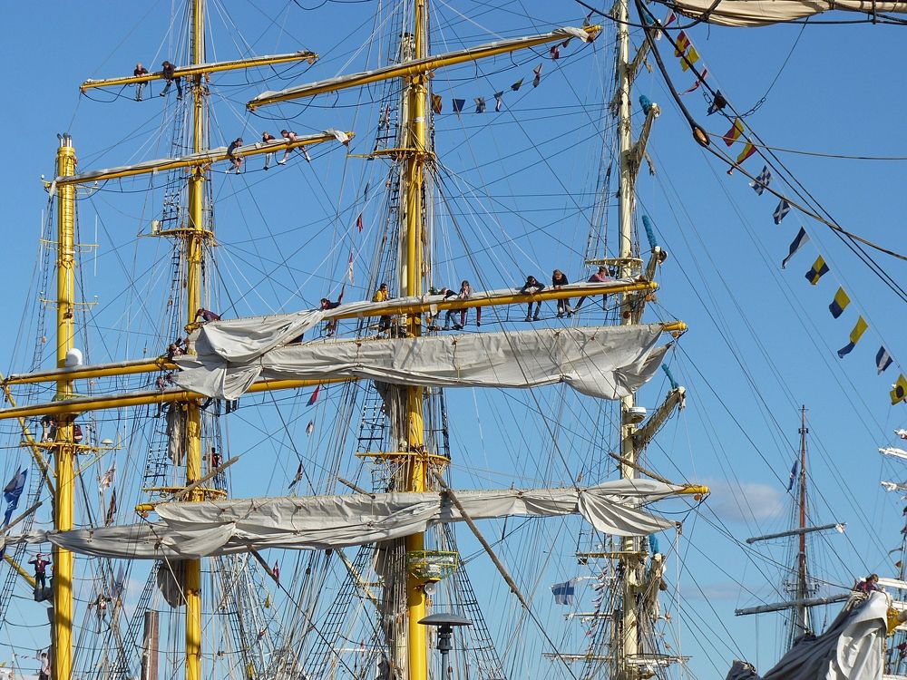 на мачте (on the mast)