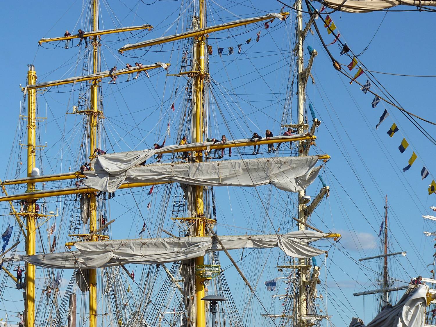 на мачте (on the mast)