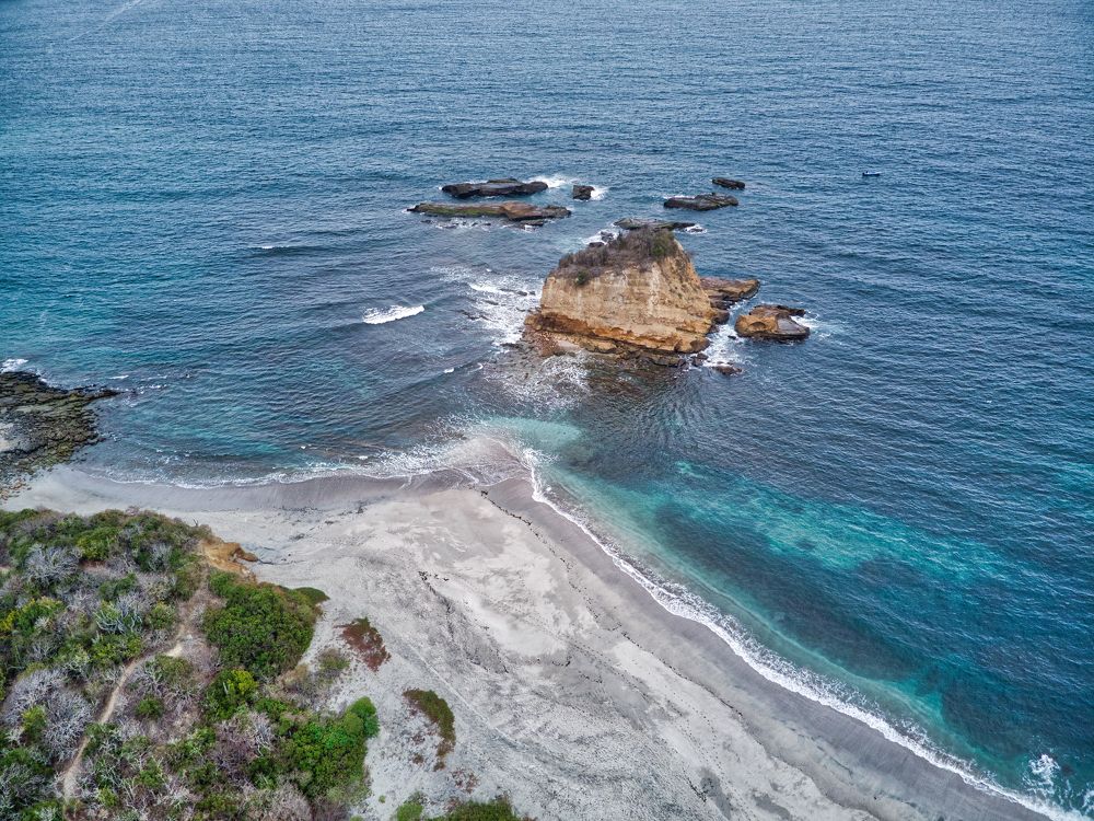 Vista aérea de la playa tortuguita Manabi