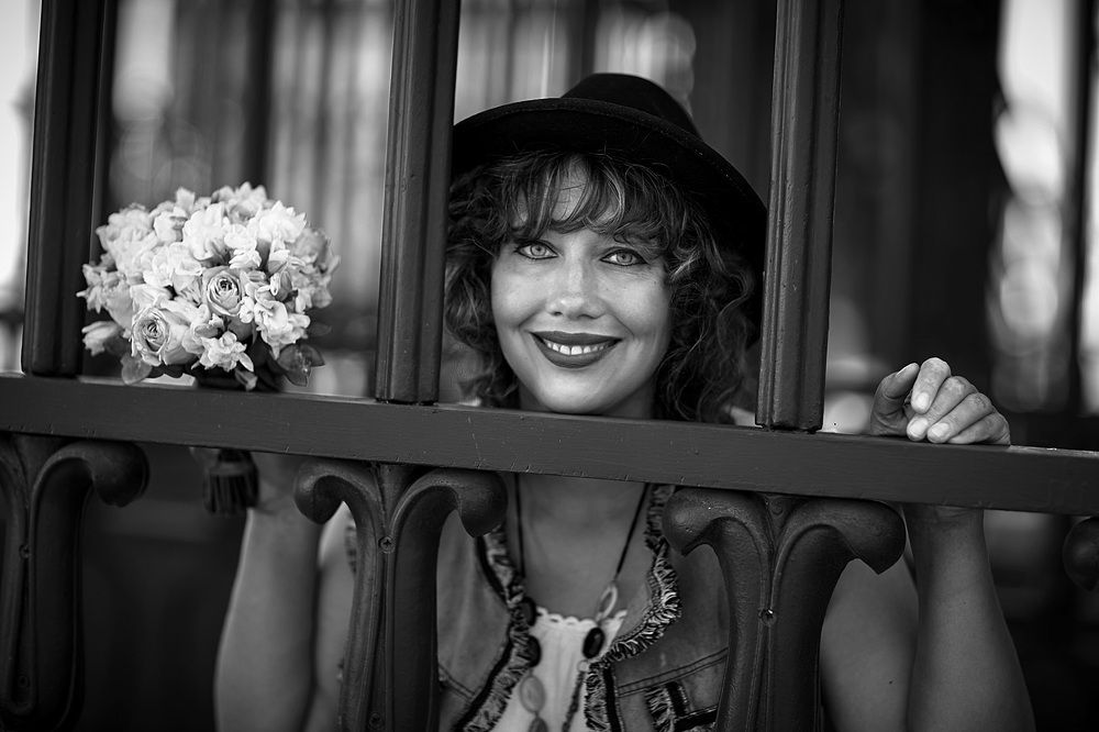 Улыбка. Девушка. Цветы.