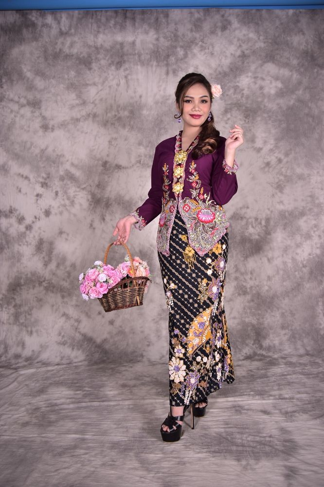 Flower girl with kebaya nyonya