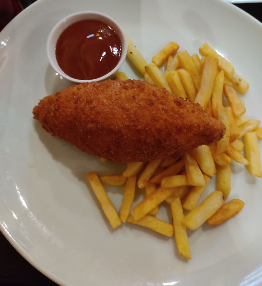 Котлета и кортошка фри.