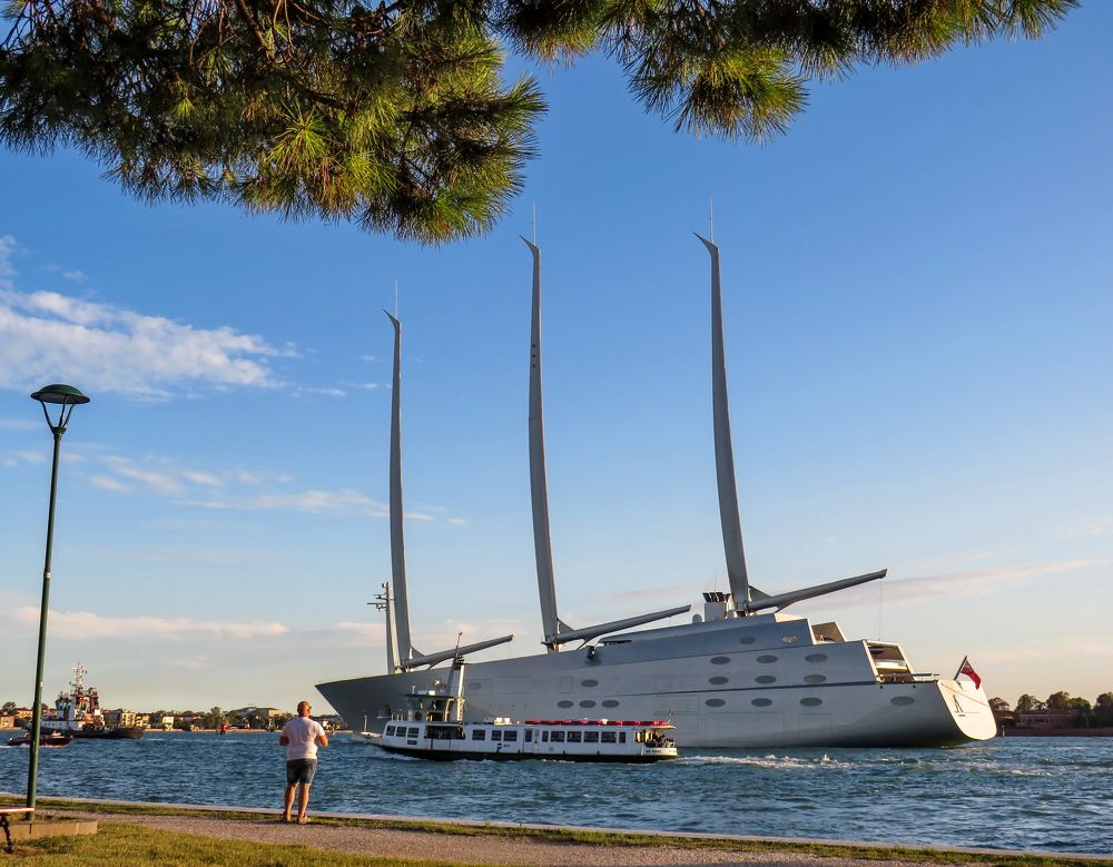 The largest sailing yacht in the world sails in Venice