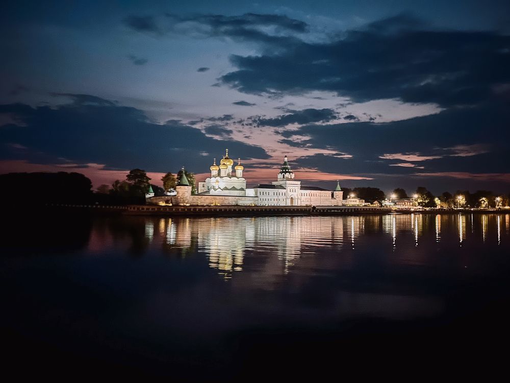 Ипатьевский монастырь на закате
