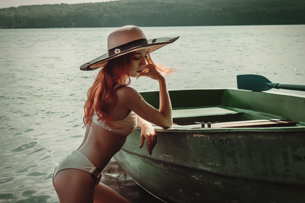 Девушка у лодки