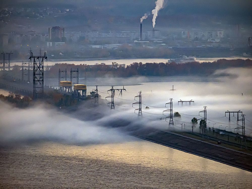 Утренний туман на плотине ГЭС