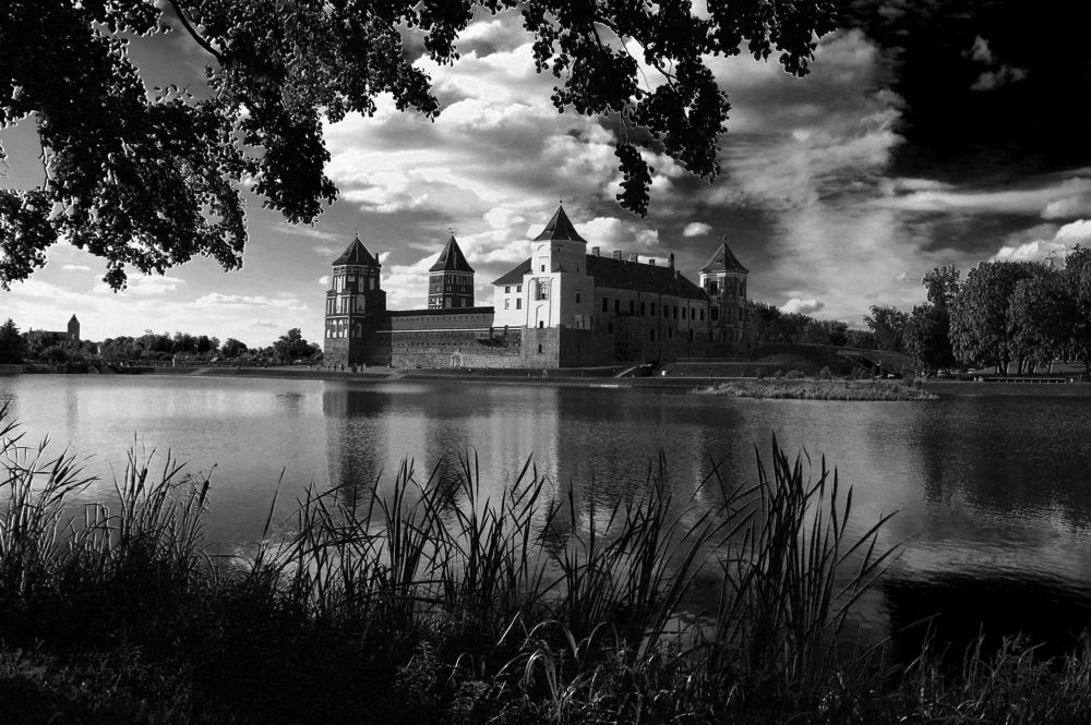 Мирский замок - 1 (ч-б)