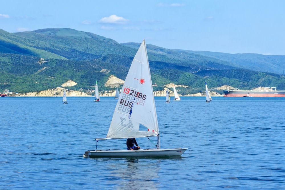 Под парусом.