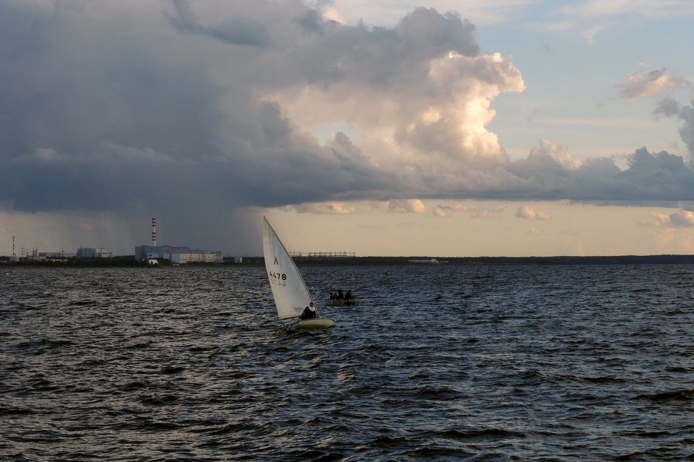 Белеет парус одинокий.