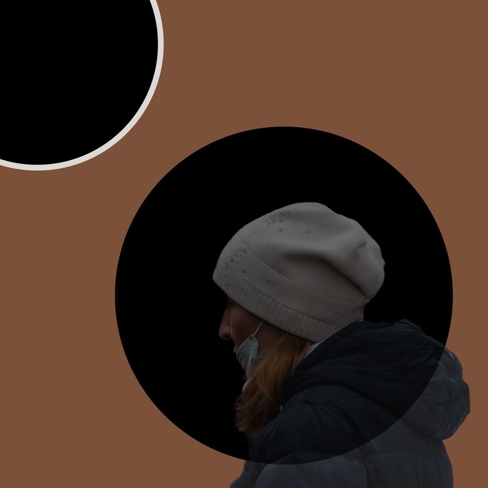 Чёрное солнце над тёмной головой. A black sun over a dark head.