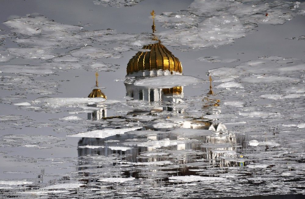 Храм. Река. Весна.