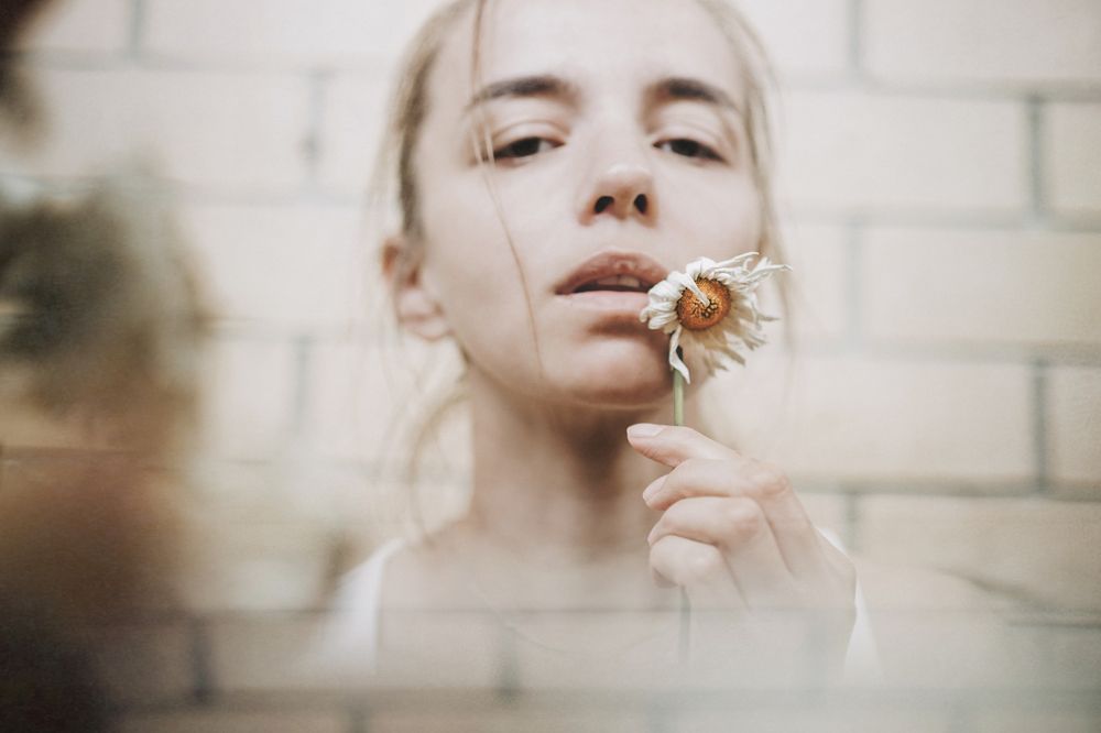 Автопортрет с ромашками