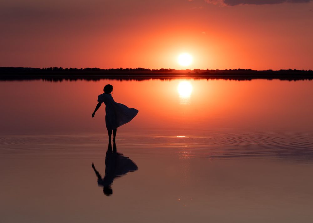 Девушка и зеркало...