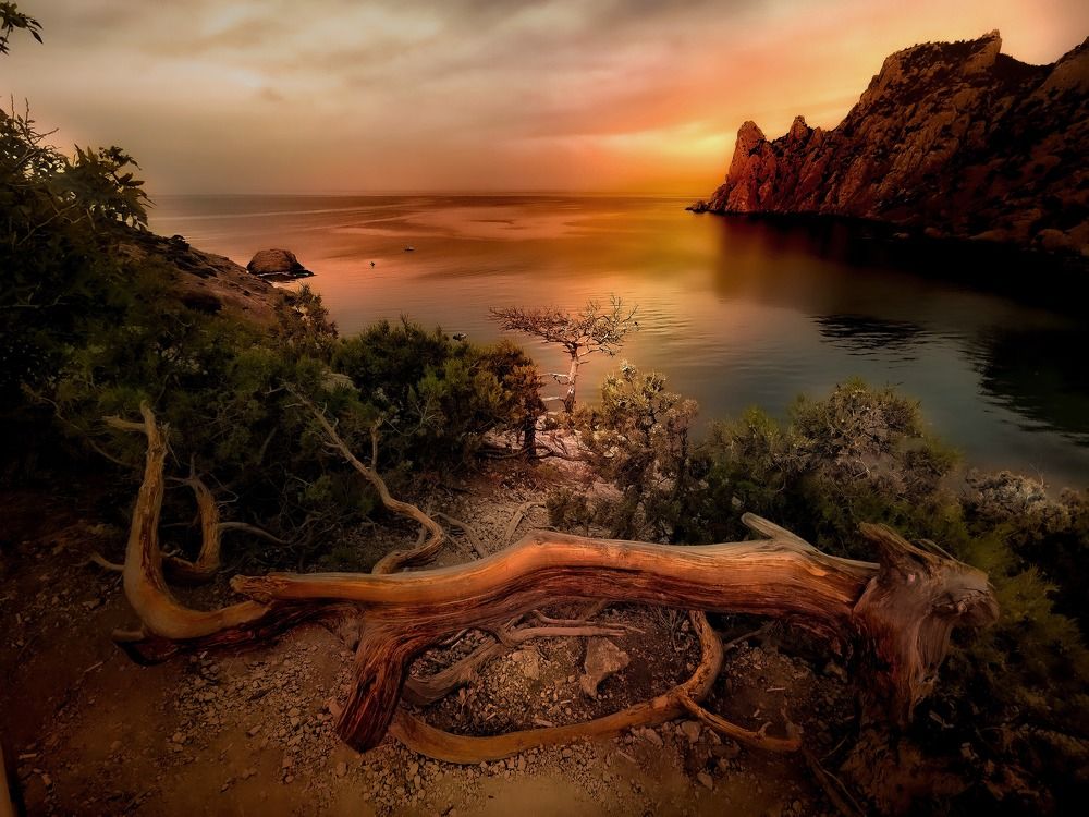 Фантастические цвета закатов и форм Крыма