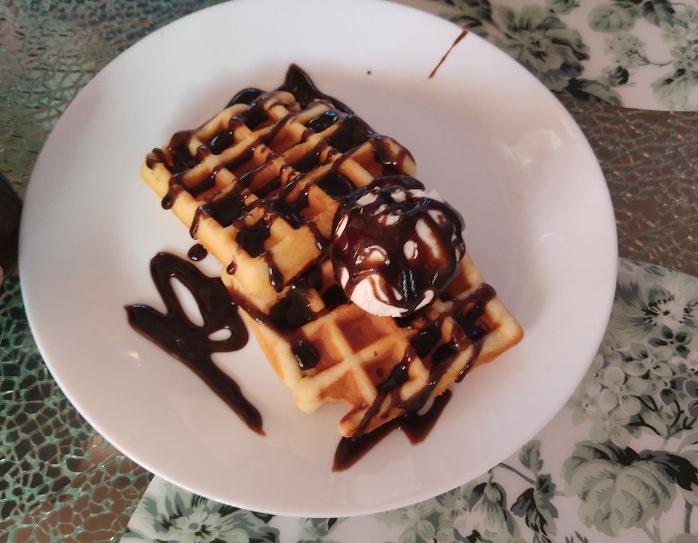 Вафли с мороженом и шоколадом