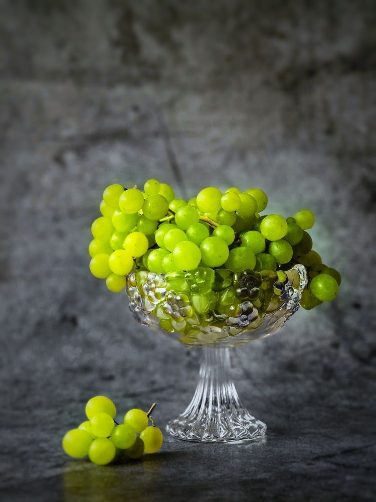 Натюрморт с виноградом