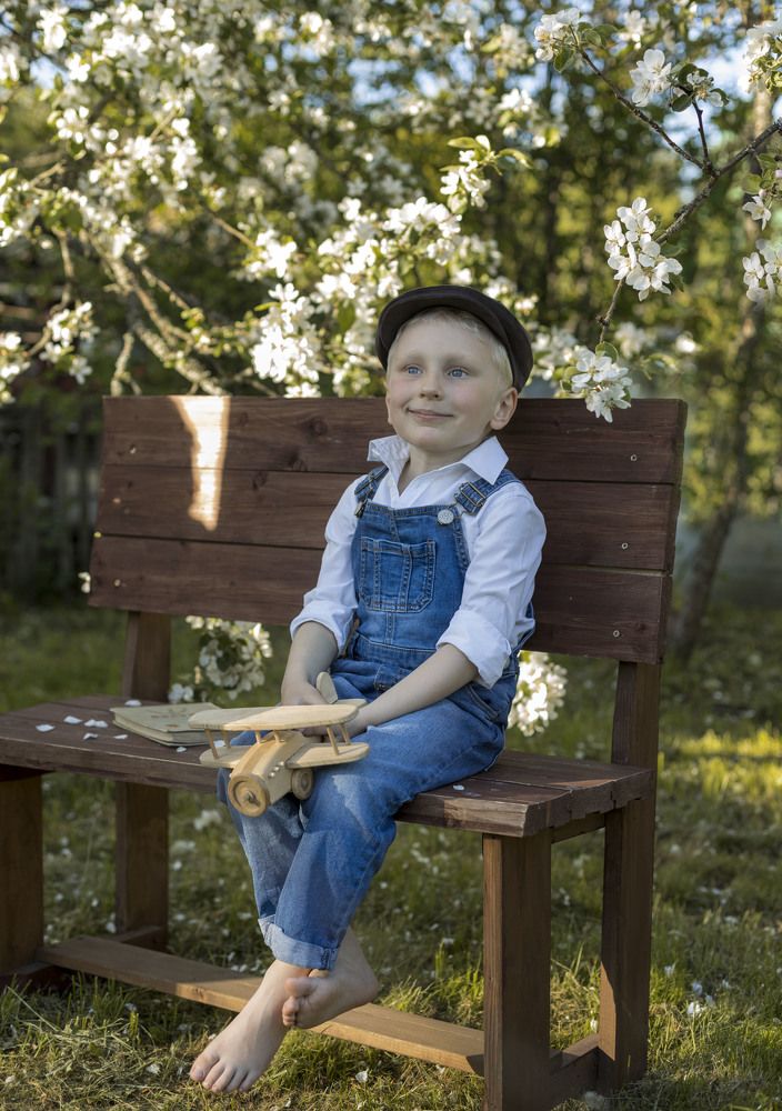 Под сенью яблоневого сада.