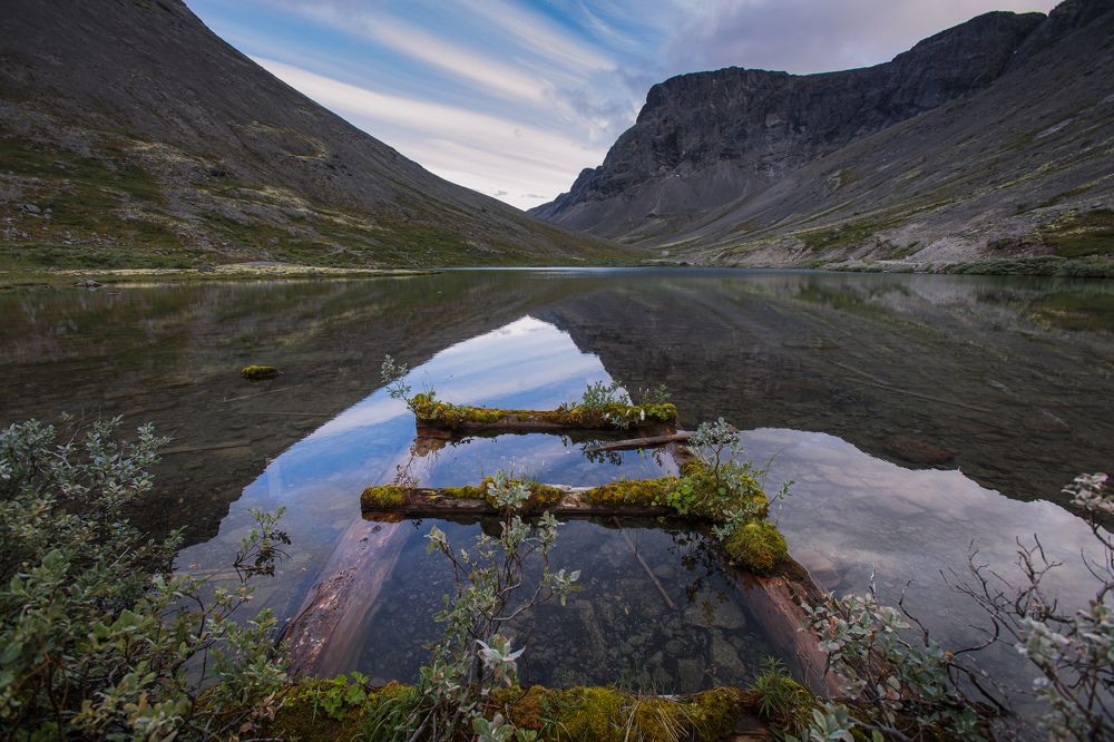 Глядятся горы в зеркало воды