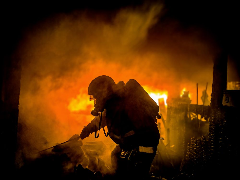 пожарный в огне