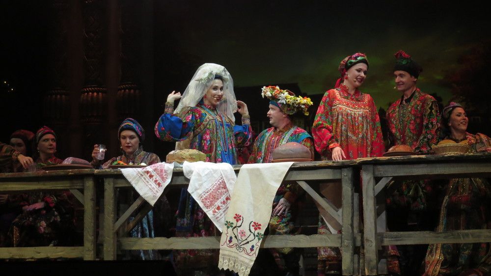 На сцене свадьба