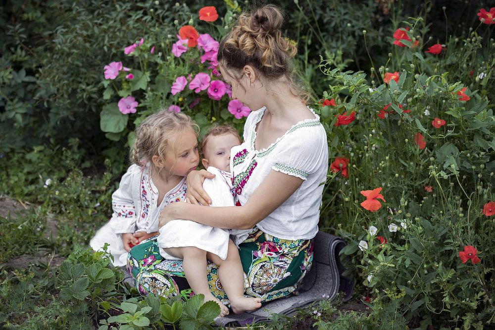 Среди цветов