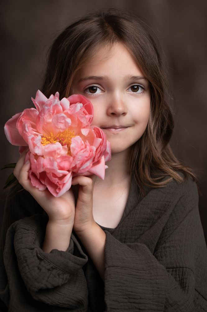 Девочка с цветком пиона