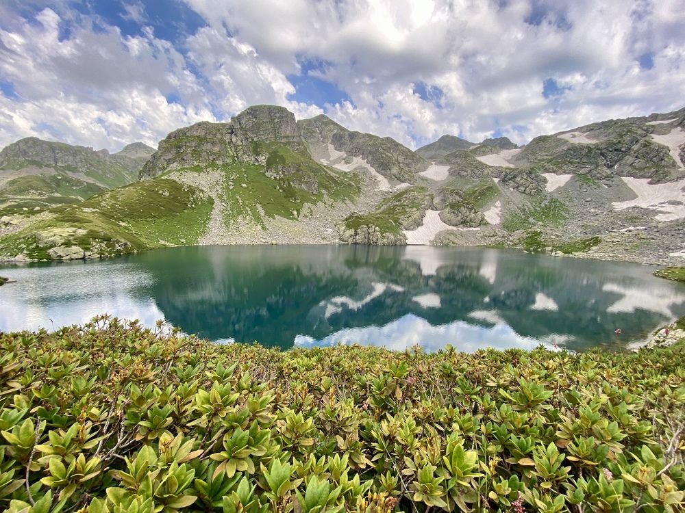 Отражение гор в Голубом озере