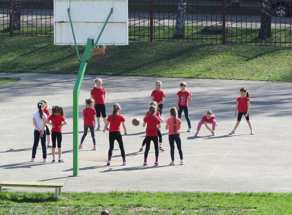 Команда в красных футболках