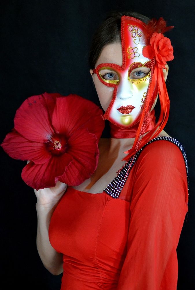 Цветок и маска