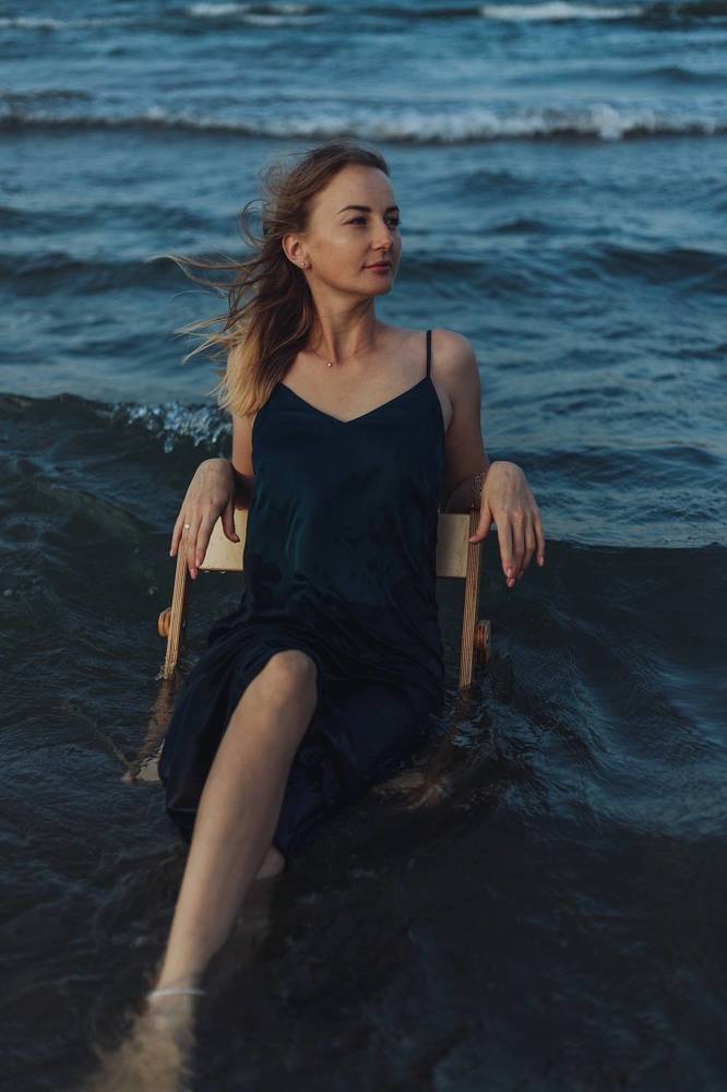 Стул в море