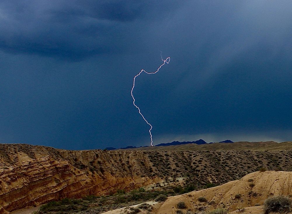 Молния в горах