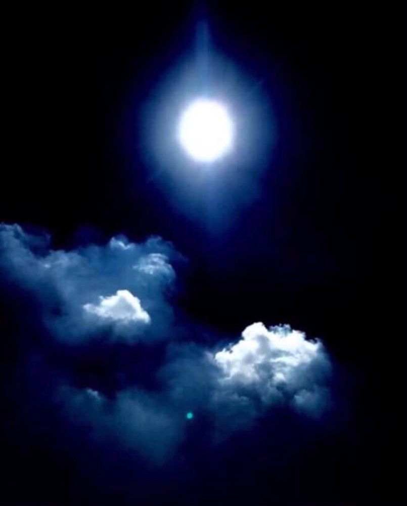 Light deep blue shadows