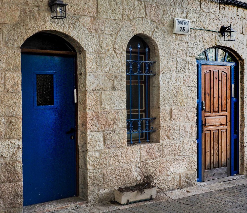 Окна и двери старого района Иерусалима.