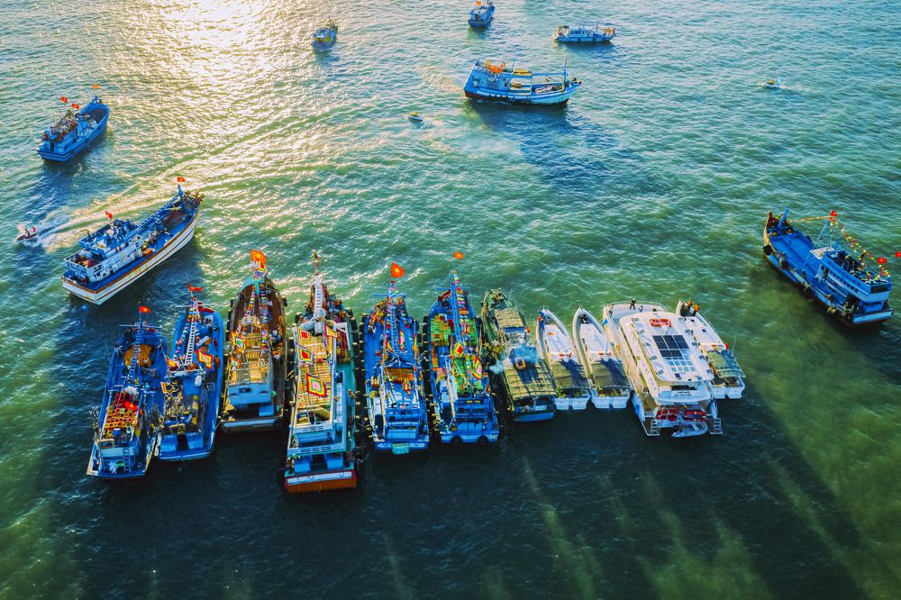 Cúng Nghinh Ông (cúng cá Ông) trên biển.