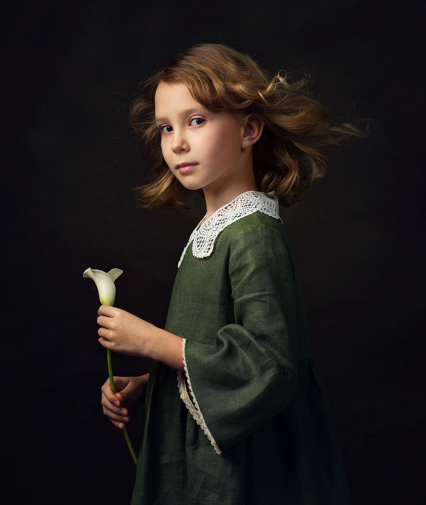 Портрет девочки с цветком