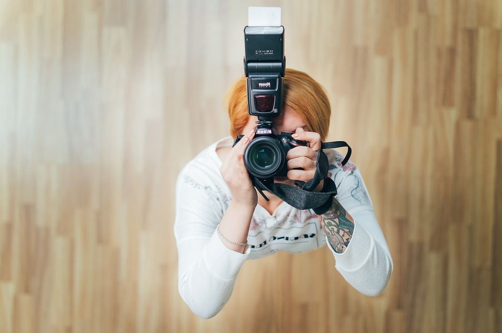 Селфи фото сделанное через зеркало на потолке