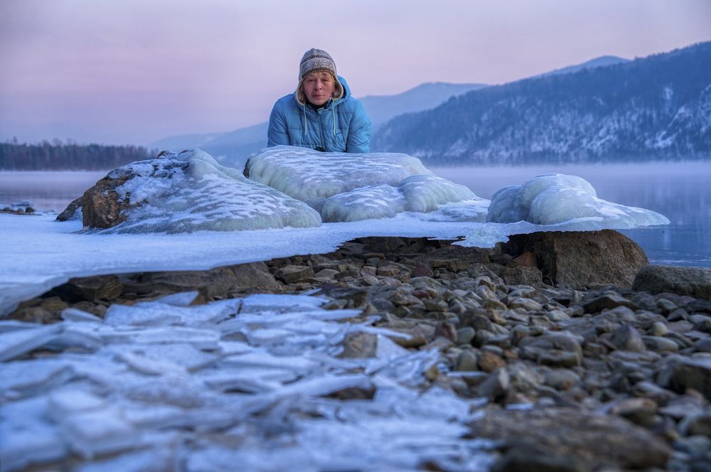 На берегу реки.