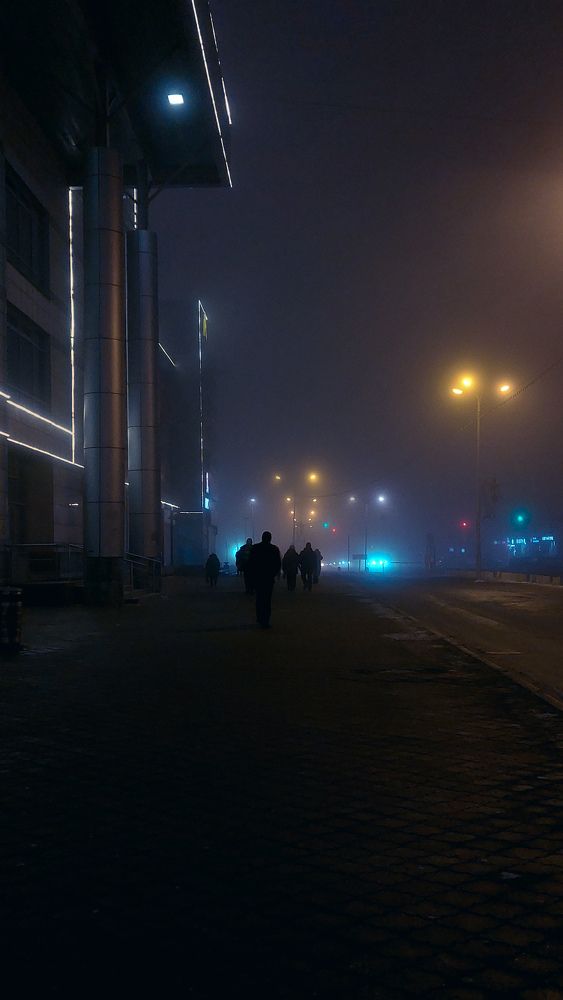 Туман. Люди. Город