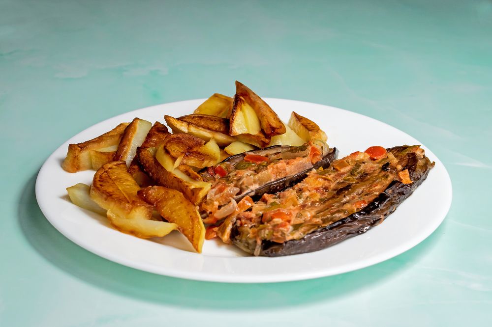 Жареный картофель с баклажанами.