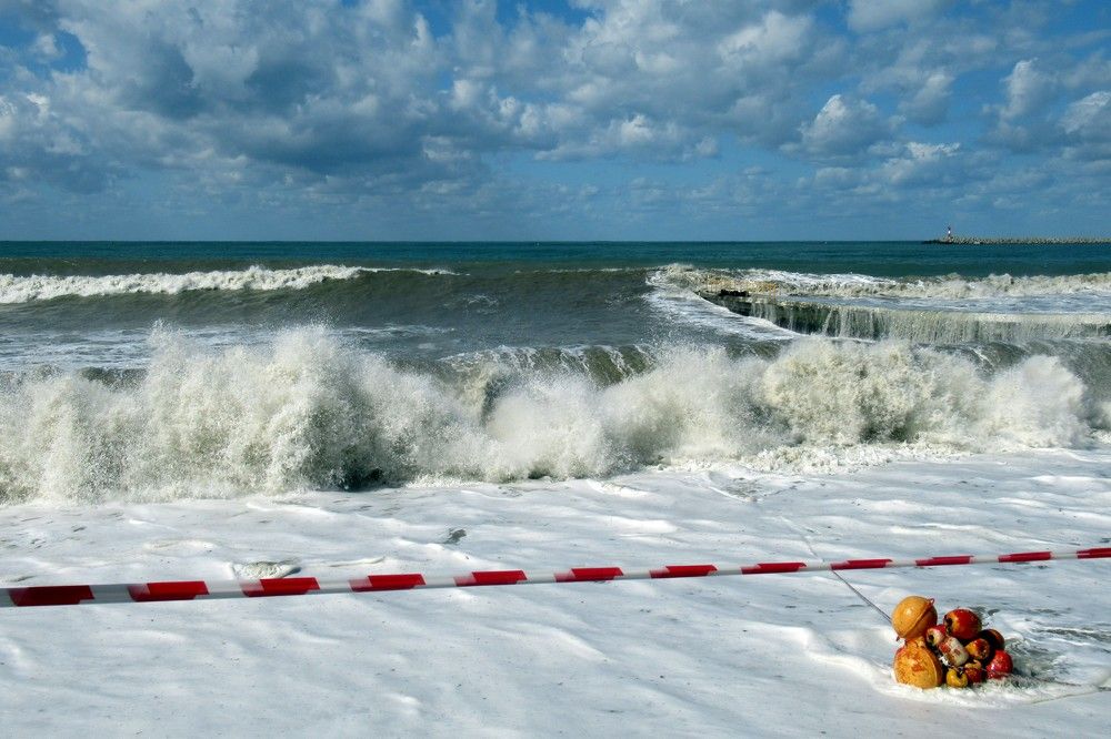 Бушующее море